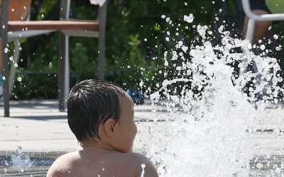 한가위 구름 사이 보름달…늦더위 속 곳곳 무더위